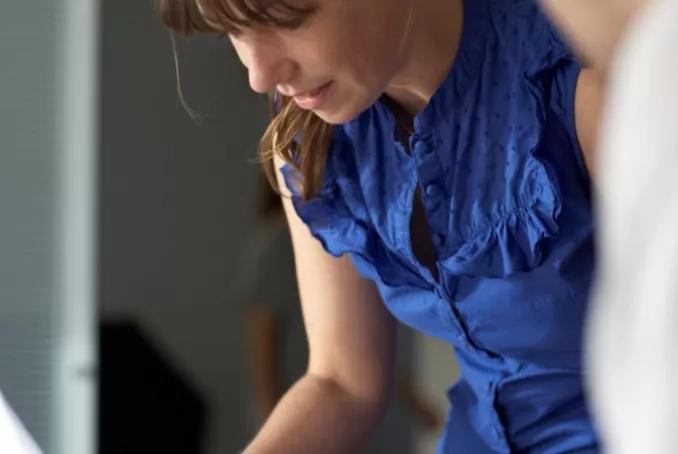 Photo d'une jeune femme médecin accompagnée dans ses démarches